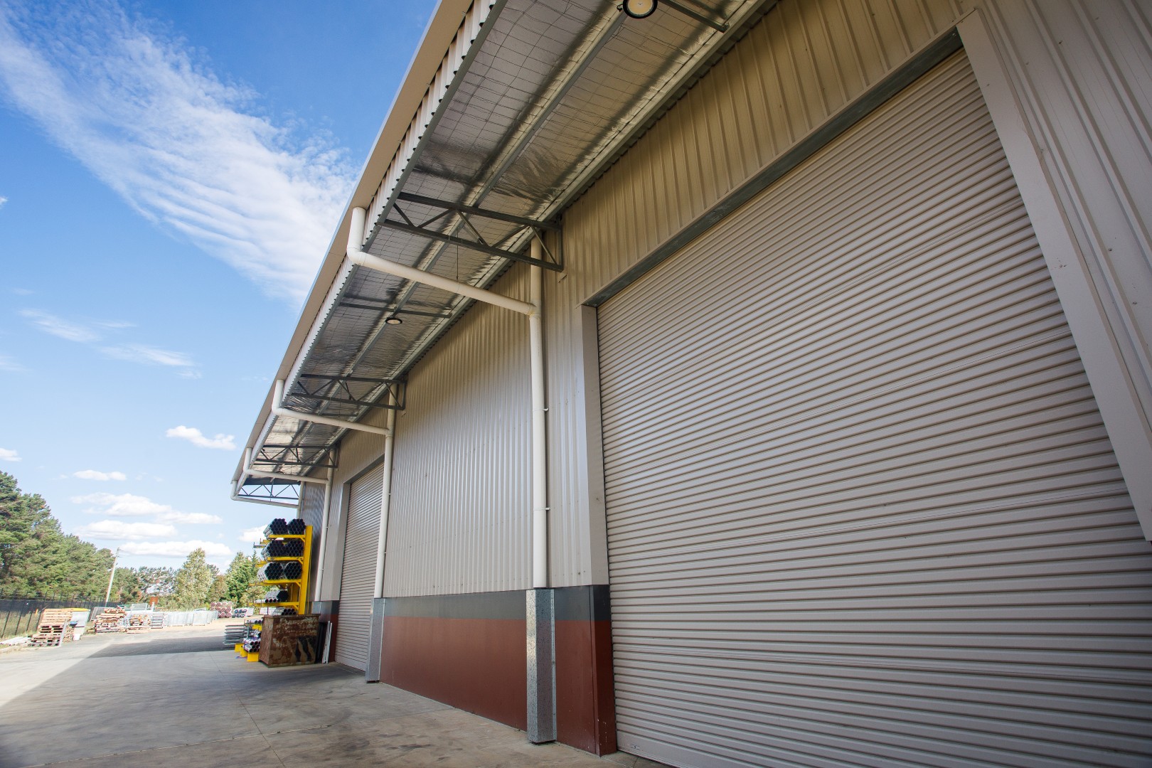 Heavy-duty industrial roller sliding door designed to provide reliable access, weather protection and efficient operations.